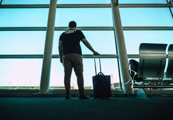Beste Flughafen-Outfits, die von Prominenten getragen werden