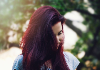 So finden Sie die perfekte Haarfarbe für den winterlichen Hautton