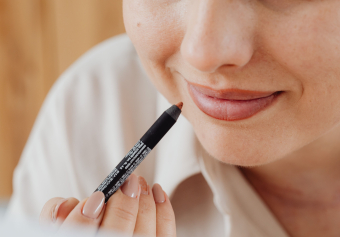 Der Trend zu intensiven Nude-Lippenfarben – probieren Sie ihn diesen Herbst aus