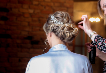 Wunderschöne Hochzeitsfrisuren für langes Haar, die du unbedingt ausprobieren solltest