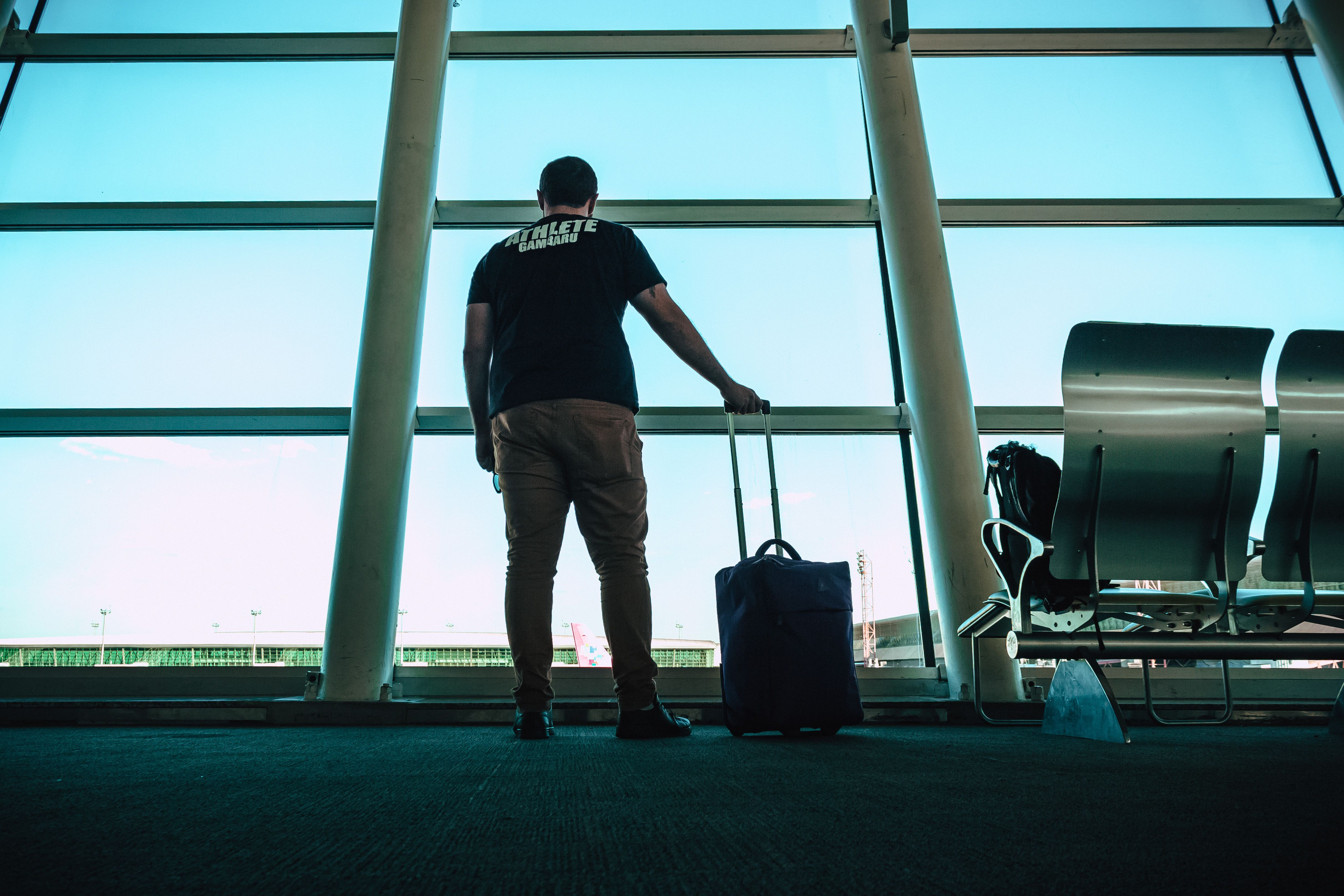 Beste Flughafen-Outfits, die von Prominenten getragen werden