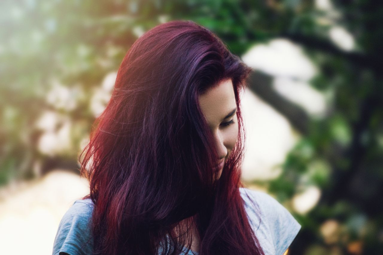 So finden Sie die perfekte Haarfarbe für den winterlichen Hautton